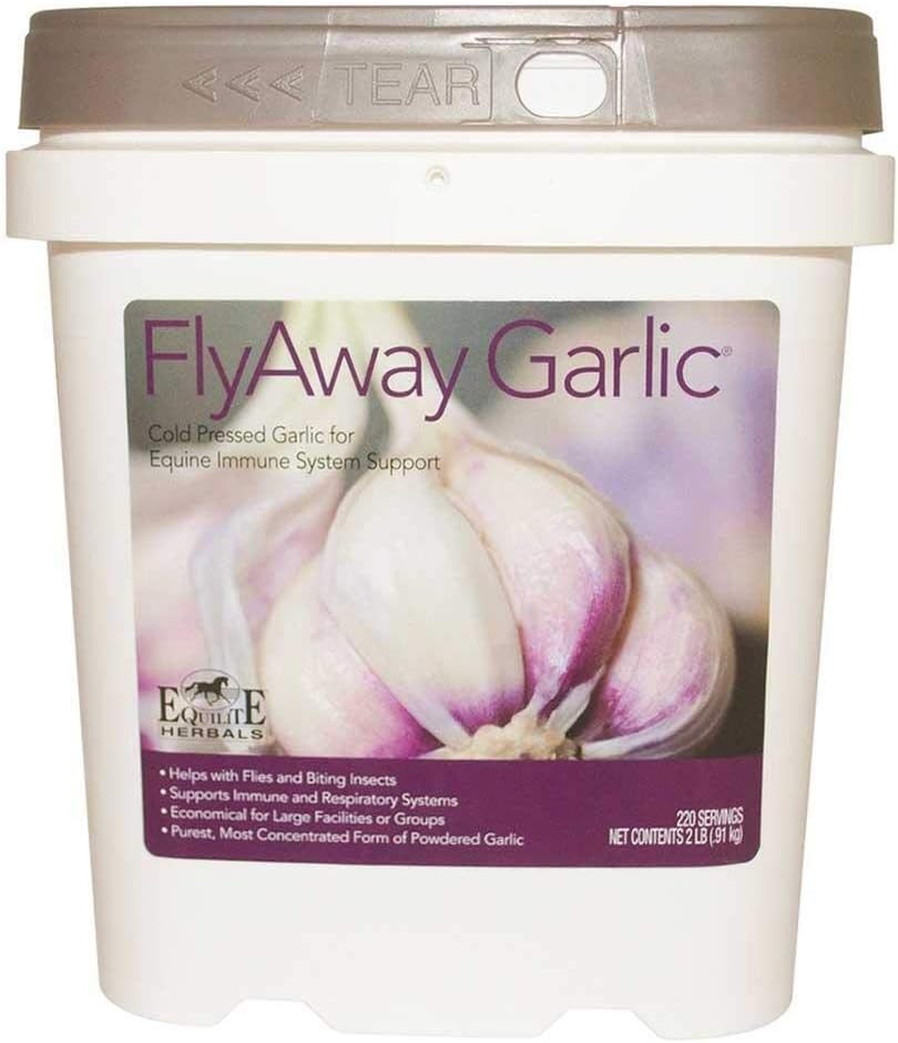 FlyAway česnek. Feed- Thru dodatek pro koně. 100% plesnivý česnekový prášek podporuje zdravé imunitní, respirační a trávicí systémy. Přírodní odpuzující látka. Koncentrovaný vzorec. (2 Lbs).