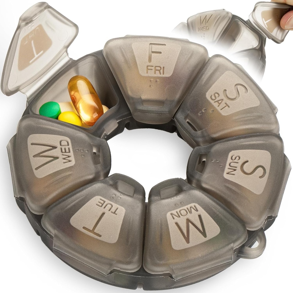 Round Weekly Pill Organizátor, TPU Rubbberized, Cestovní Pill Kontejner 7 Den, se 7 Velké kompartmenty, Skvělé pro denní vitamíny & doplňky, Roztomilý Pill Pouzdro s velkými písmeny a Braille (Grey)