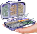 Travel Pill Organizátor - Moisture Proof Přenosný nosič vitamínů s 7 Compartments, Kompaktní doplněk pouzdro pro Purse Essential Medicine Kit fot Traveling Pocket Pharmacy with Labels, Purple