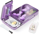 Pill Cutter Splitter pro malé nebo malé pilulky. 2-in-1 Travel Pill Box & Pill Splitter - Velká kapacita 4 Compartments Pill Organizátor - Odtažitelný Nonslip V-Shaped Pad. Wrap-Around Blade Guard (Purple)